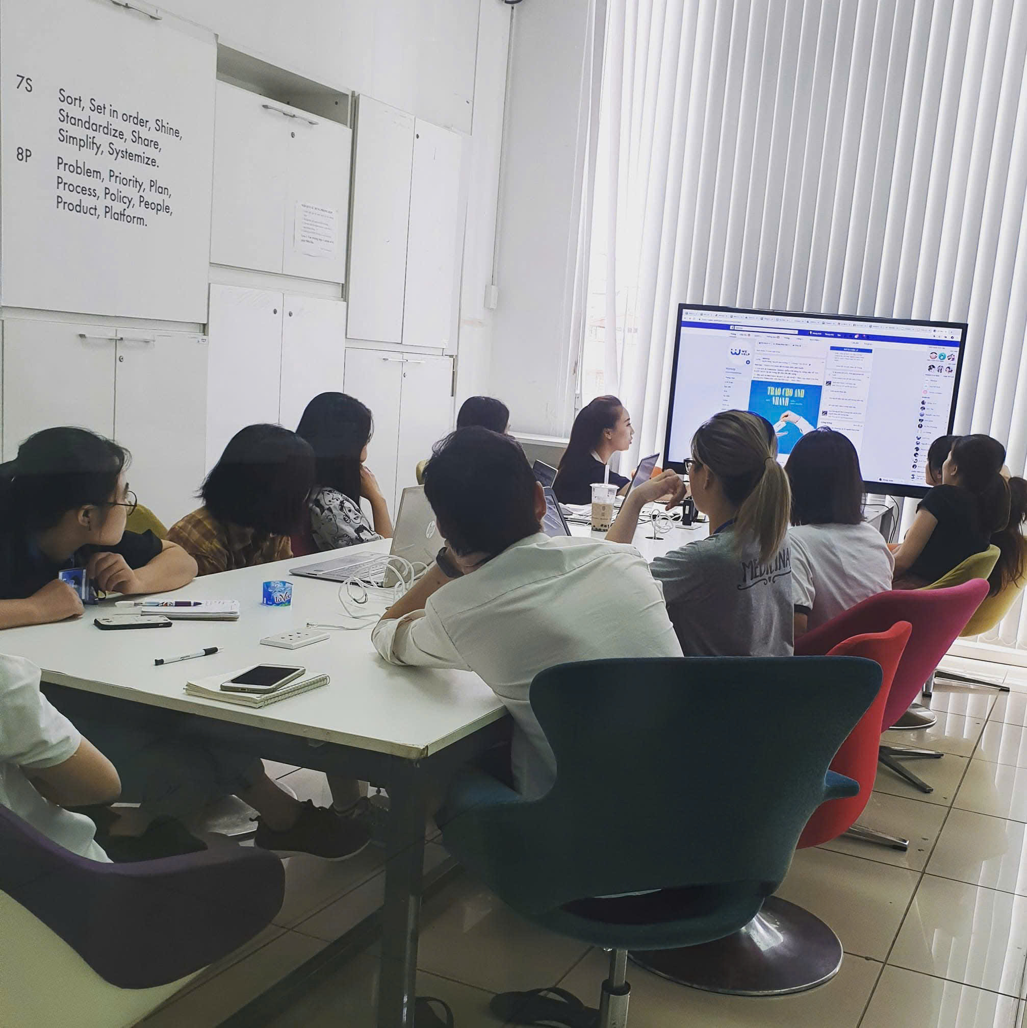 Đội ngũ Funnel Marketing hỗ trợ khách hàng sau bàn giao